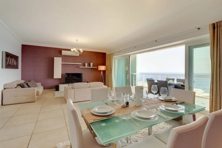 3 Bedrooms Apartment
