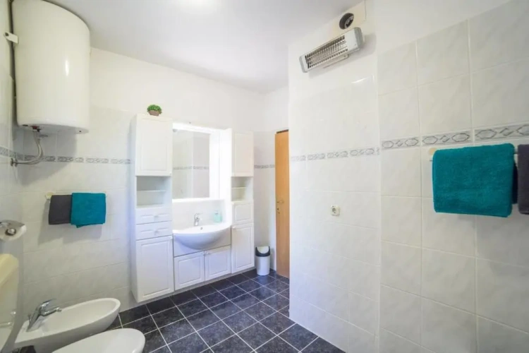 3 Bedrooms Apartment