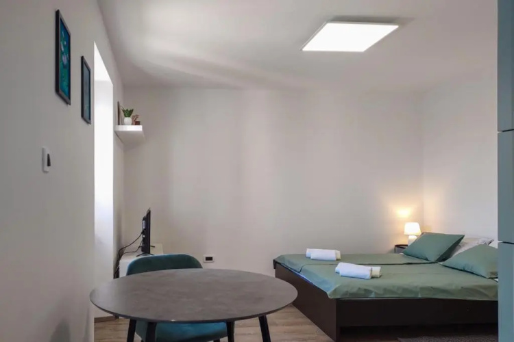 Studio apartment above promenade w terrace & parking