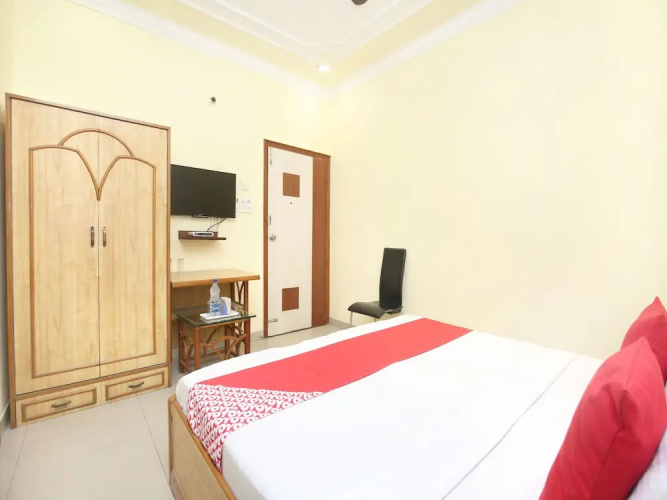 OYO 15667 Hotel Anand