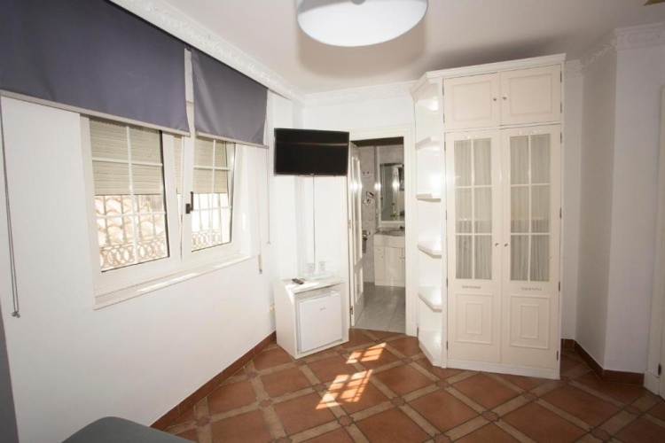 Standard Twin room with pool view