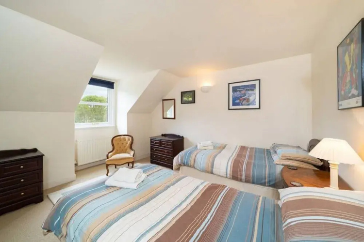 Earnside Cottage - Charming River Views