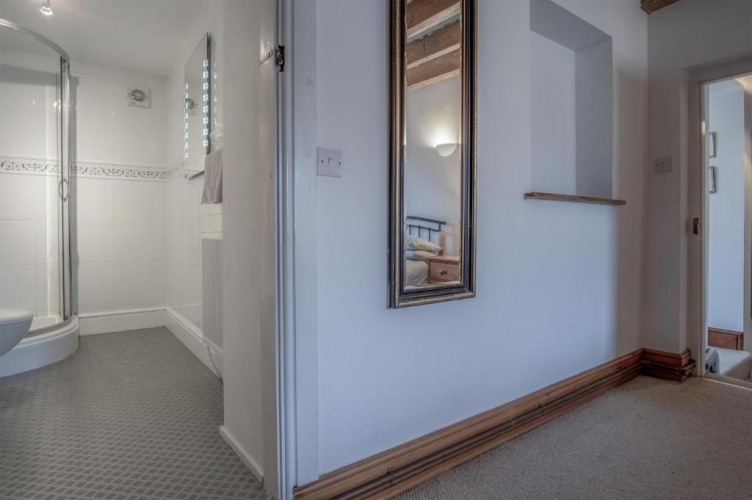 4 Bedrooms Cottage