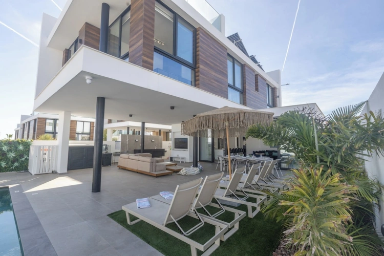 4 Bedrooms Villa with garden view