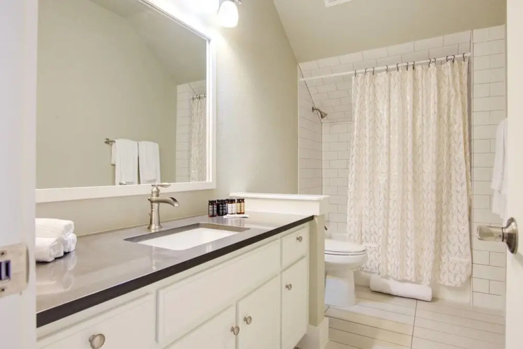 Massive 14 Bed/3.5ba Downtown Home by Domio