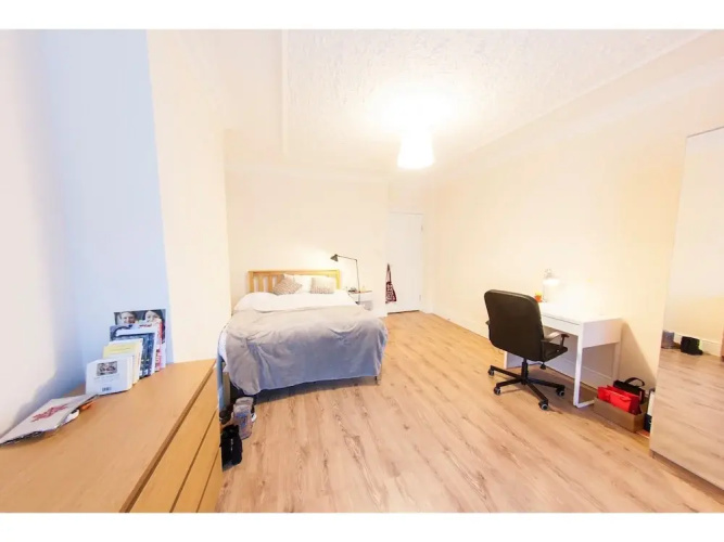 Spacious & Quiet 4BR Flat for 8 in Hampstead