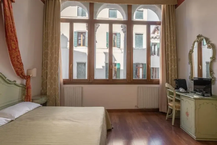 Standard Double room with canal view