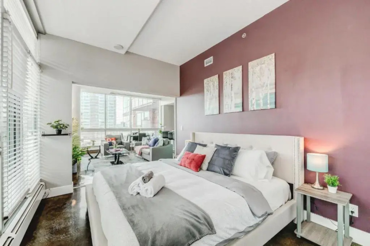 Upscale 2BR Condo - King Bed - Stunning City Views