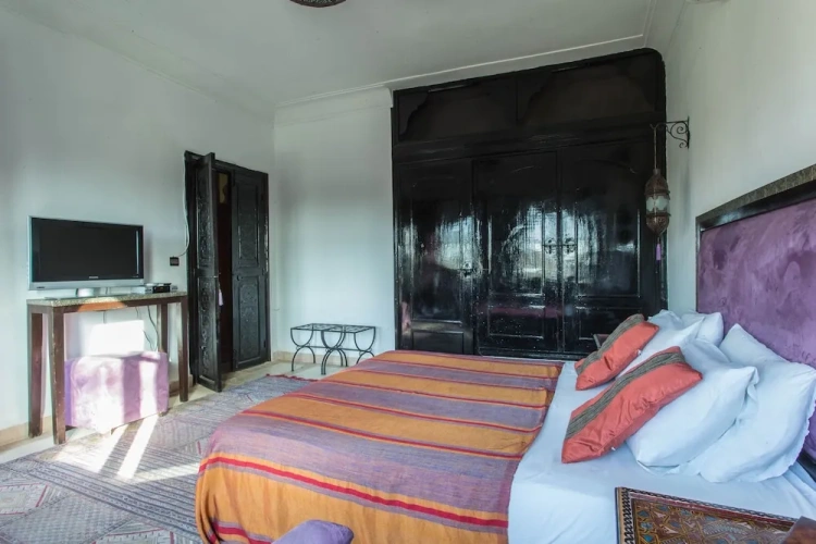 2 Bedrooms Standard Family room with balcony