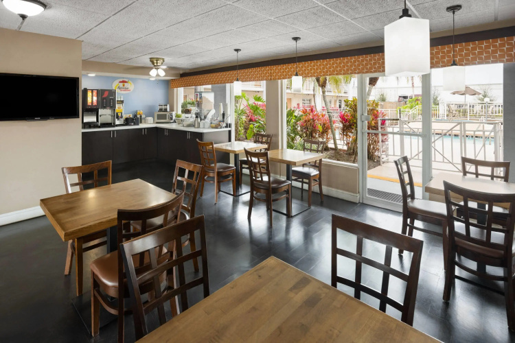 Super 8 by Wyndham Ellenton Bradenton Area