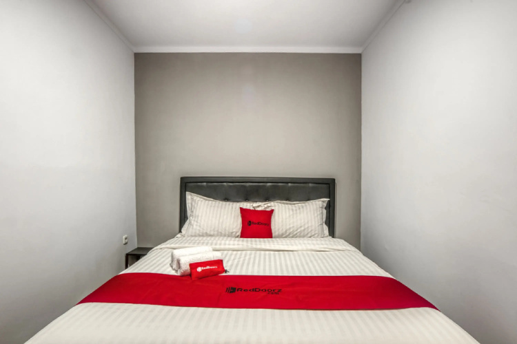 RedDoorz Plus @ Cideng Timur
