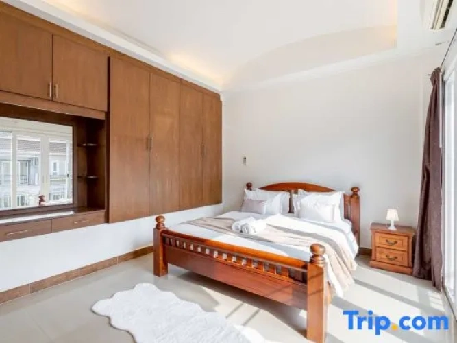 4 Bedrooms Villa