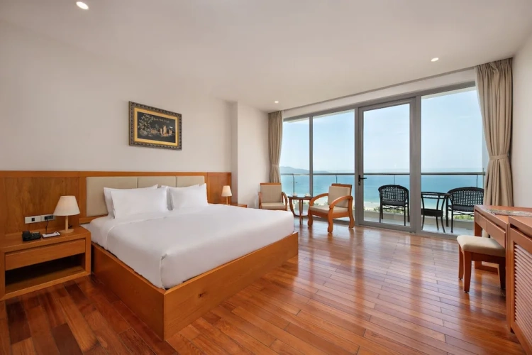 Suite with balcony and with view