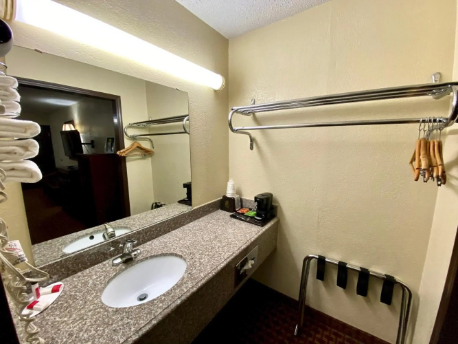 Super 8 by Wyndham Shawnee