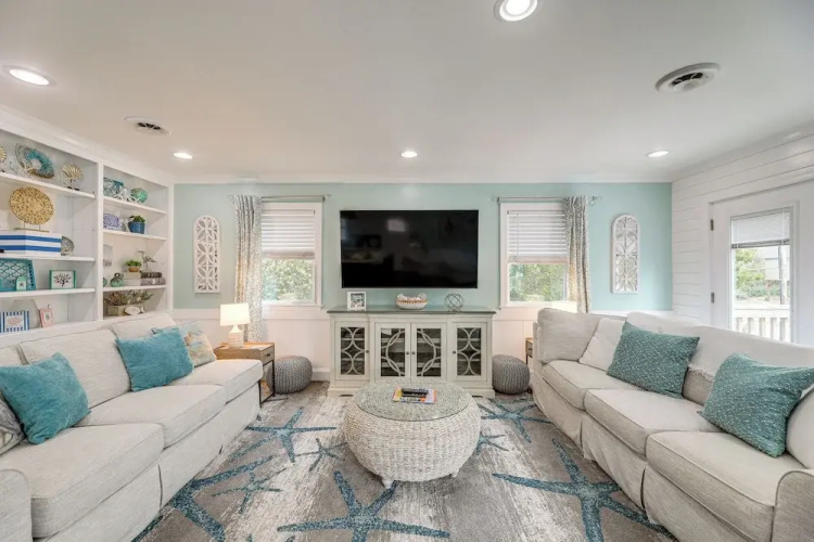 Emerald Isle Beach House: Walk to the Sand!