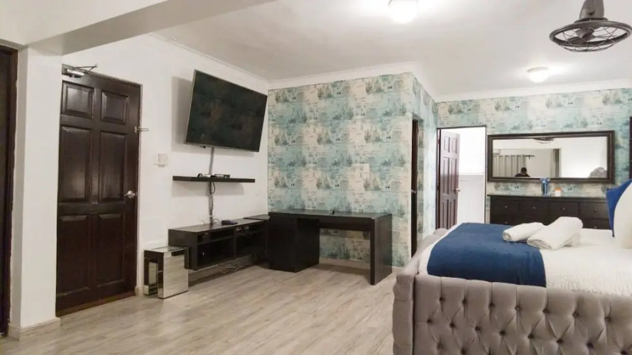 8-bdr Penthouse With A Private Rooftop & Jacuzzi