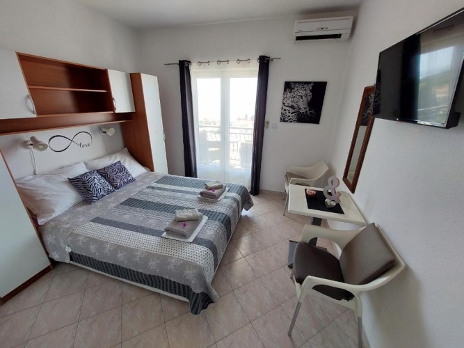 Studio with balcony and with sea view