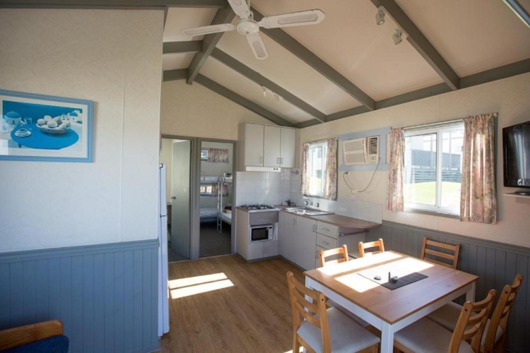 2 Bedrooms Bungalow