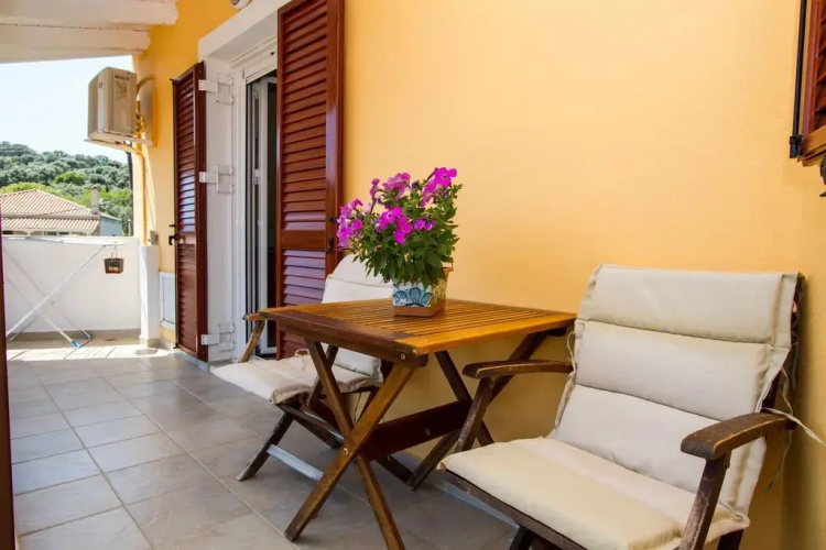 Lakis Apartments