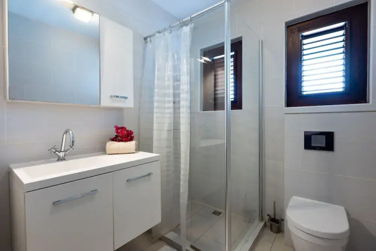 Beautiful Villa With Pool Near the Beach for Groups