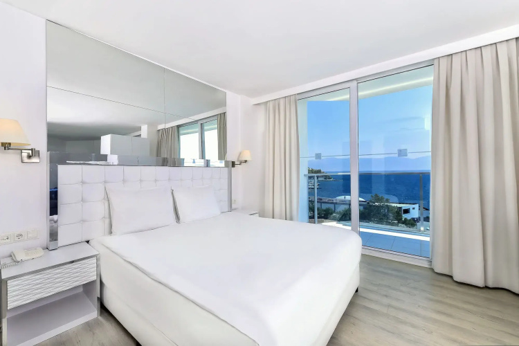 Le Bleu Hotel & Resort