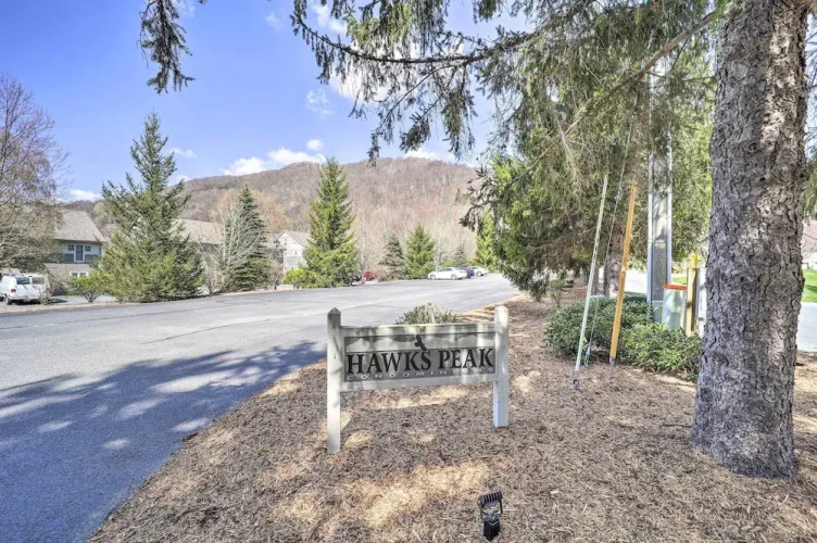 6 Mi to Skiing: Mtn-view Condo in Seven Devils