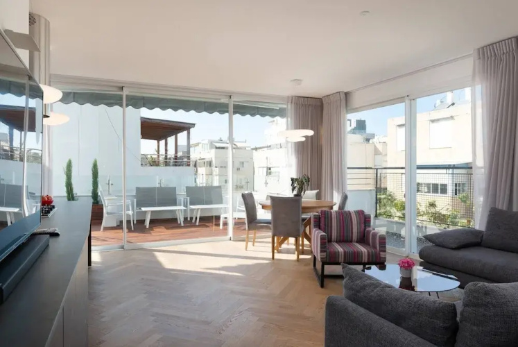 New Decoreted 2 Bed Penthouse With Cool Balcony