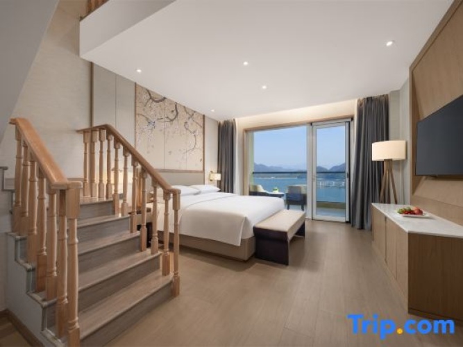 Superior Duplex Suite with lake view