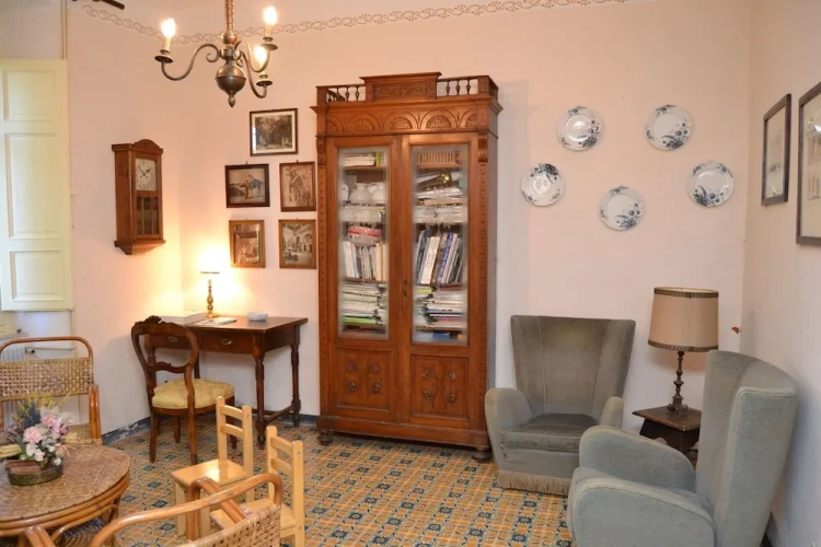 6 Bedrooms Family Villa
