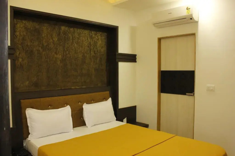 Hotel Shiv lake