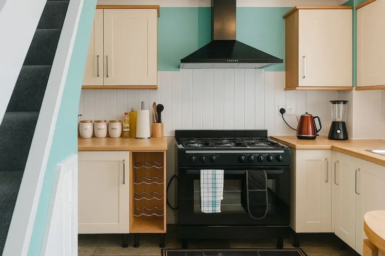 House - Sleeps 9 - Garden - Pet Friendly - Parking