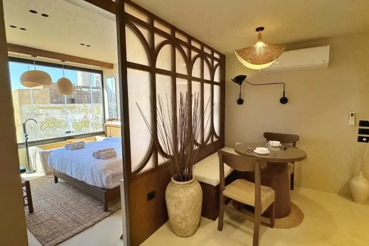 The 2 BDR Pyramids Vista w/ Bathtub