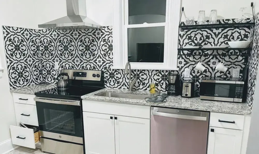 Renovated 1 Bedroom in Forest Hills - B
