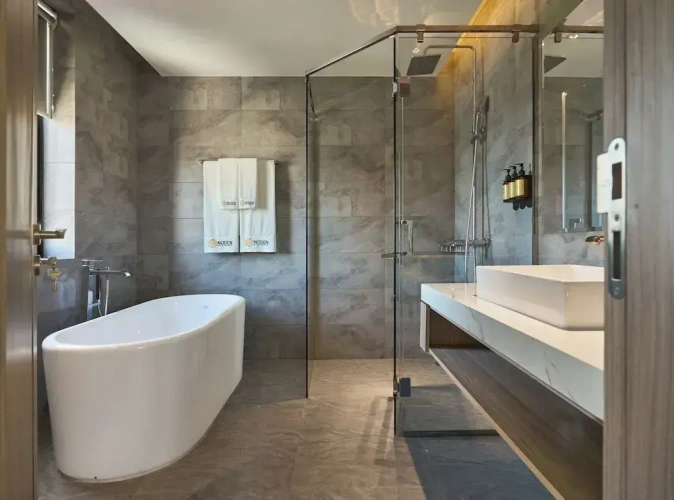 Classic Triple room with city view
