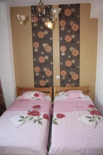 2 Bedrooms Apartment with street view