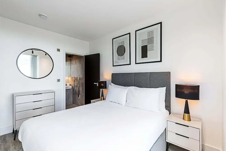 Modern Sky-High Flat In North Acton