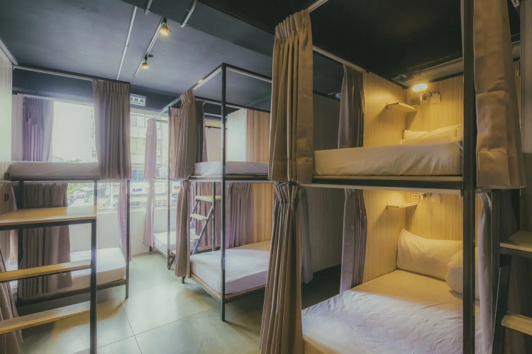 Corner Hostel & Cafe