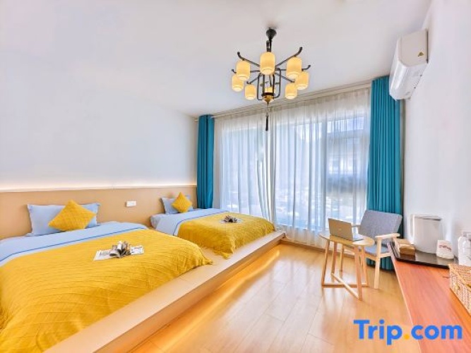 Standard room with mountain view