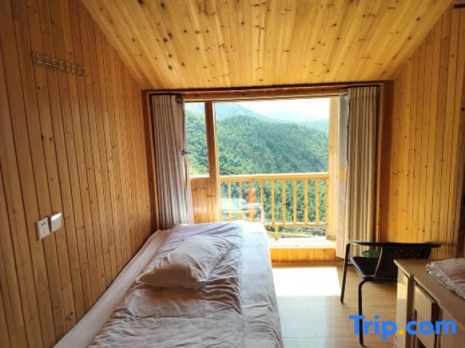 Standard Family room with mountain view
