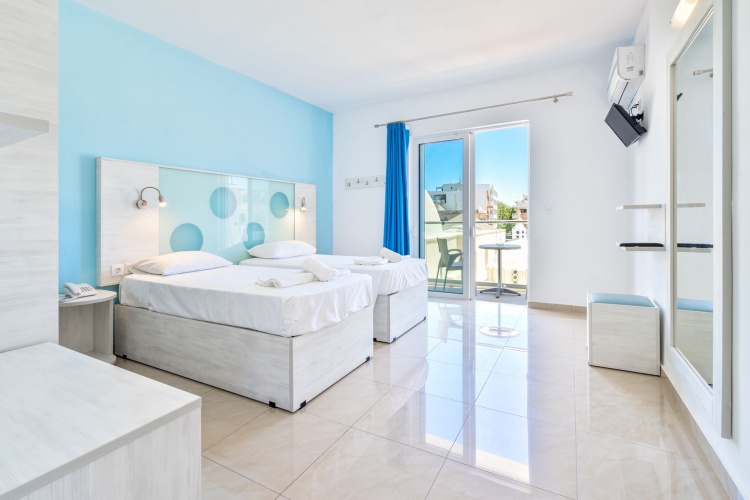 Triple room with balcony