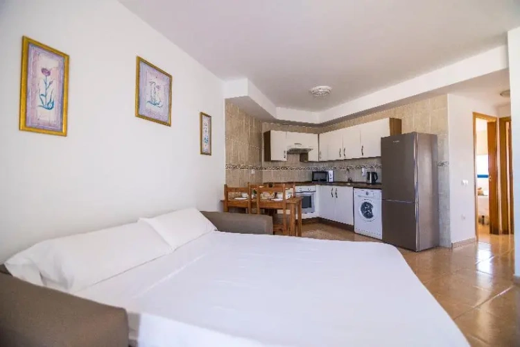 2 Bedrooms Standard Family room with balcony