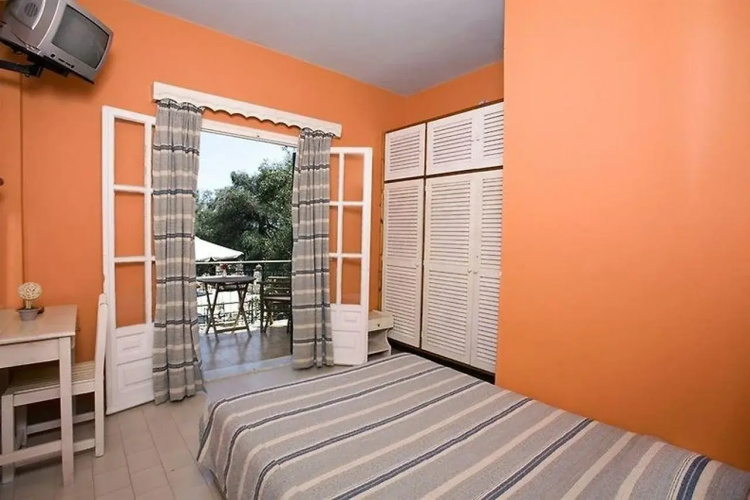 Yannis Servos Barbati Apartments