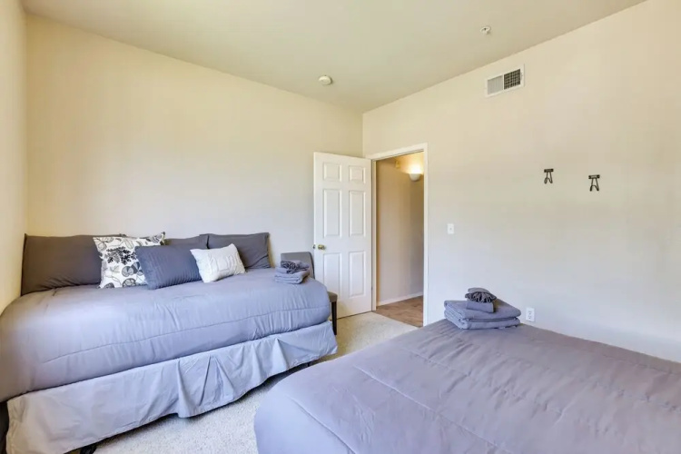 Walk to Papago Park: Central Phoenix Condo