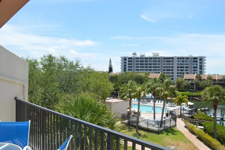 2 Bedrooms Comfort room with pool view