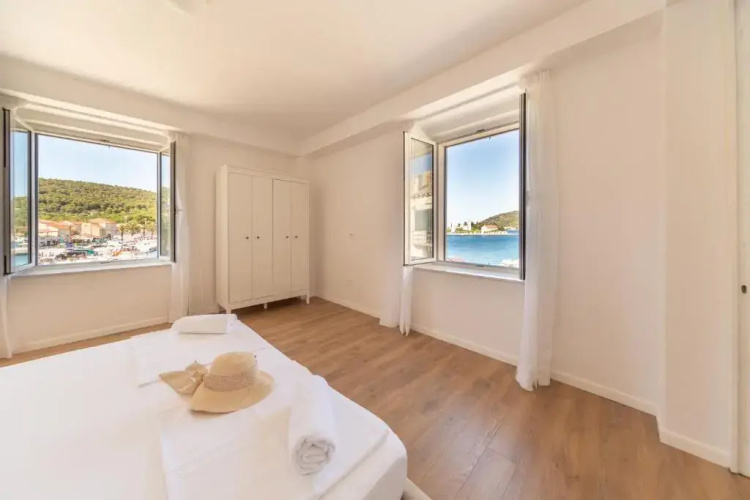 Central Seaside Residence