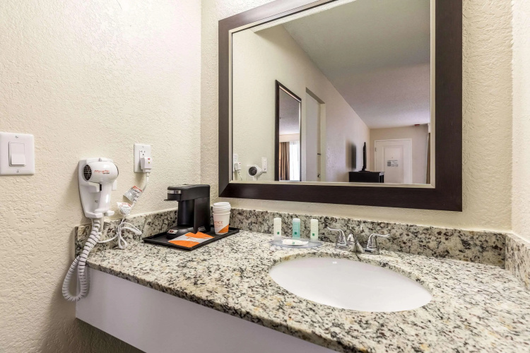 Quality Inn Palm Beach International Airport photo 10