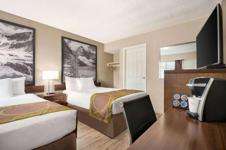 Super 8 by Wyndham Courtenay