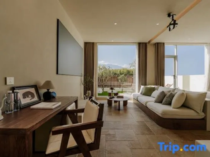 Suite with courtyard view
