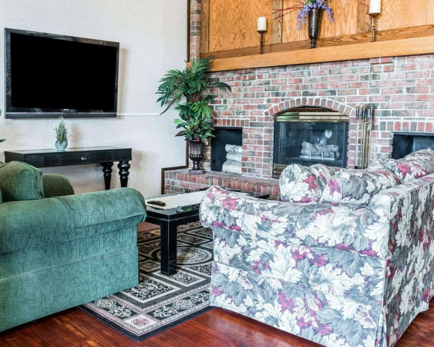 Econo Lodge & Suites Grand Rapids Airport