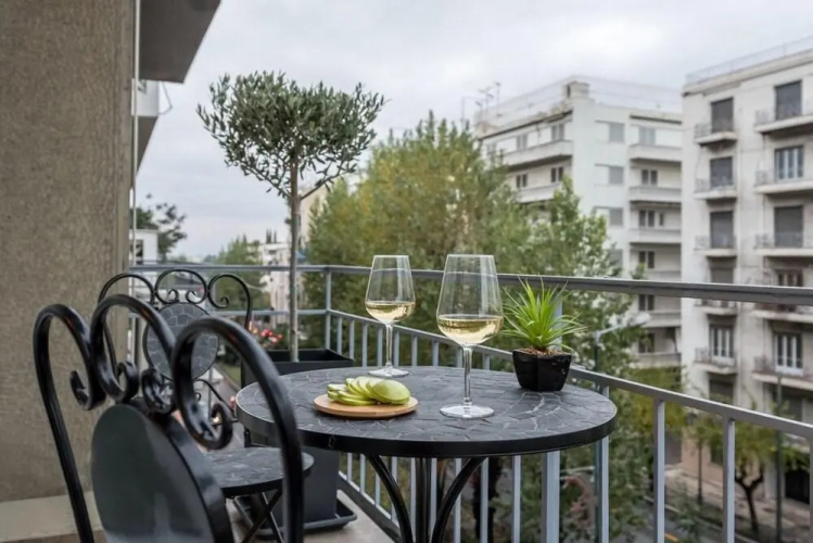 De Minimis - a Chic 3BR Downtown Apartment